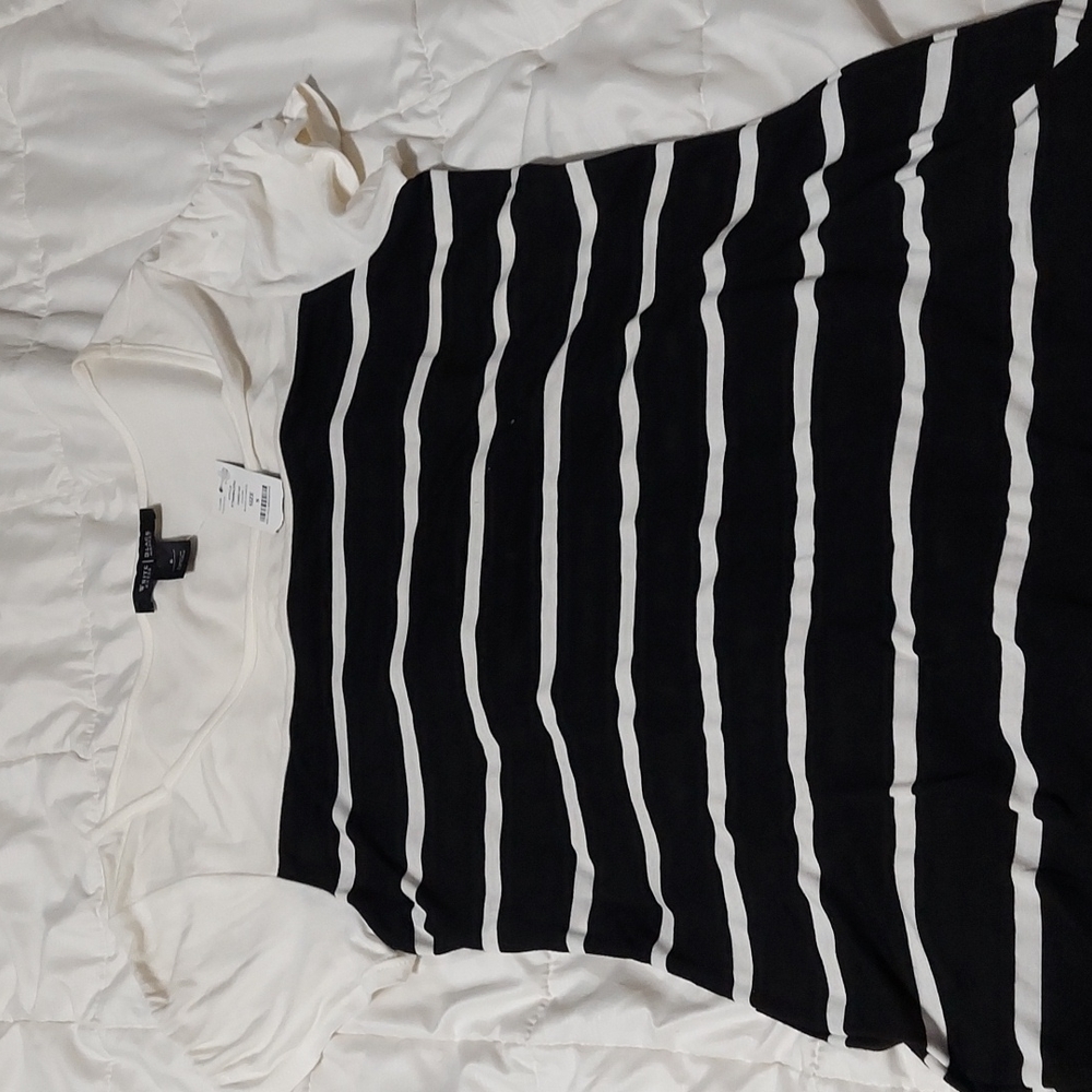 WHITE/BLACK BLOUSE